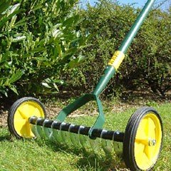 Yeoman Rolling Lawn Scarifier / Reviver